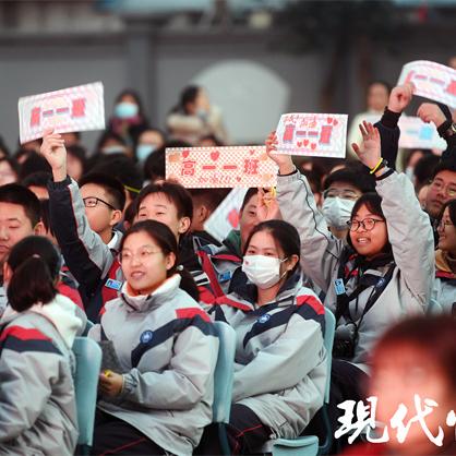 质疑:新澳门正版免费挂牌灯牌以及2025新澳门精准正版图库,实地设计评估数据-防范广告的误导 质疑:新澳门正版免费挂牌灯牌以及2025新澳门精准正版图库,实地设计评估数据-防范广告的误导